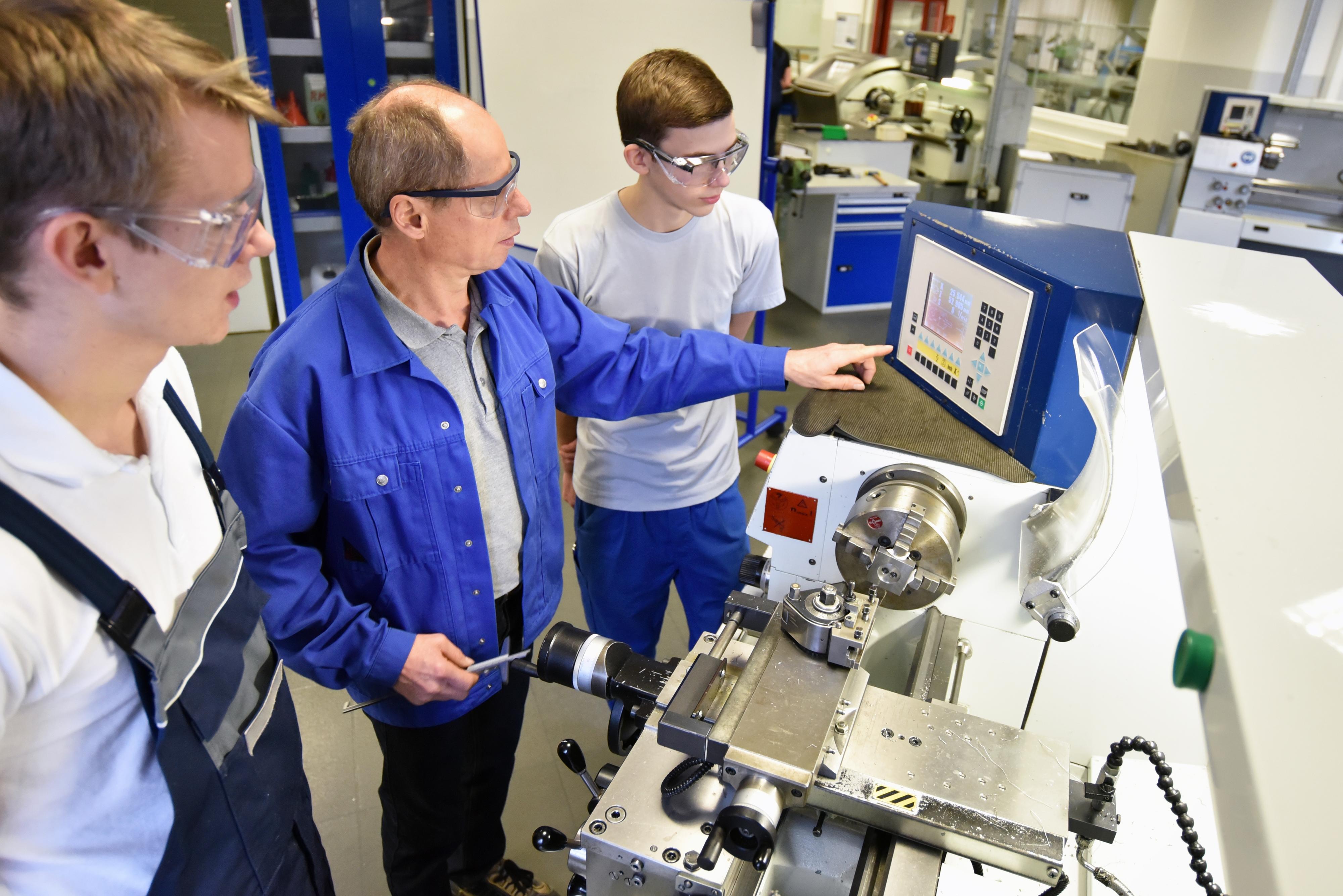 Berufserkundungstag für das Gymnasium Ernestinum Young,Apprentices,In,Technical,Vocational,Training,Are,Taught,By,Older