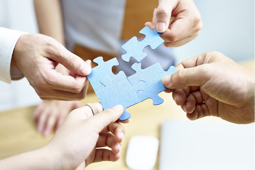 Group,Of,Business,People,Putting,Jigsaw,Pieces,Together